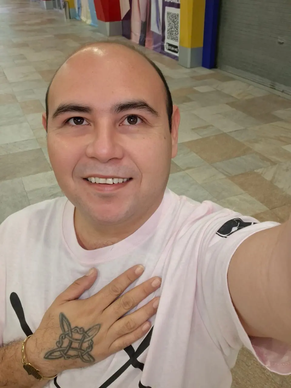 Más de lo que imaginas, este no es solo un libro sobre correr. Es la historia de transformación<br />
de un niño que no brillaba con el balón, a un hombre que encontró en el asfalto su propia<br />
brújula.